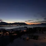 Med 1 Soverom I Tromso/kvaloysletta Med Flott Beliggenhet Og God Utsikt. Kort Vei Til Flyplass. *