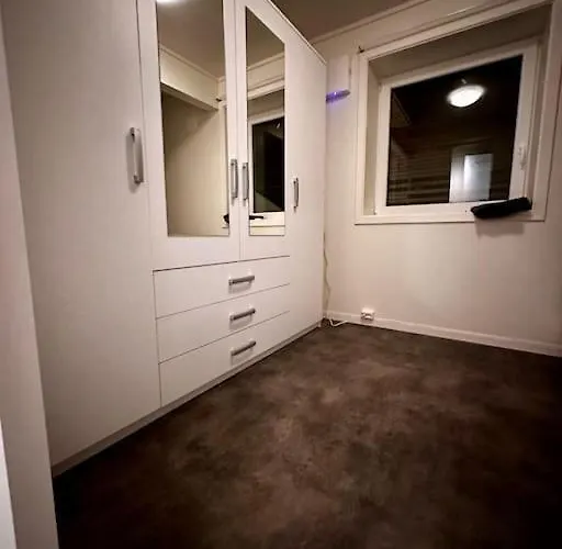 Med 1 Soverom I Tromso/kvaloysletta Med Flott Beliggenhet Og God Utsikt. Kort Vei Til Flyplass. *
