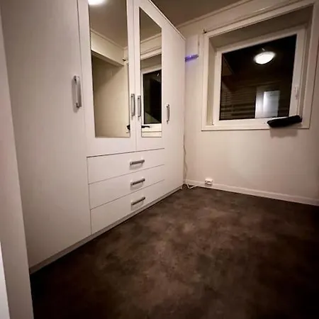 Med 1 Soverom I Tromso/kvaloysletta Med Flott Beliggenhet Og God Utsikt. Kort Vei Til Flyplass. *